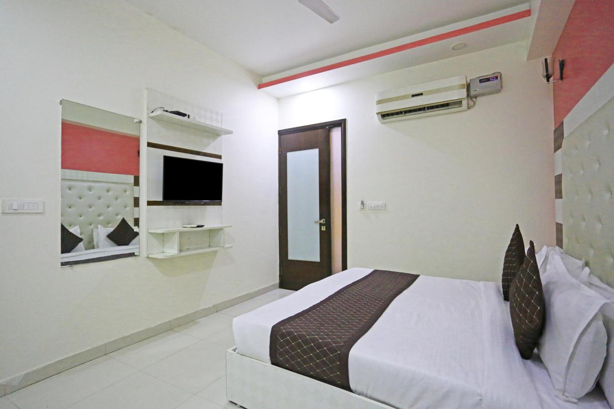 Hotel Star Inn-Near Delhi Airport 뉴델리 외부 사진