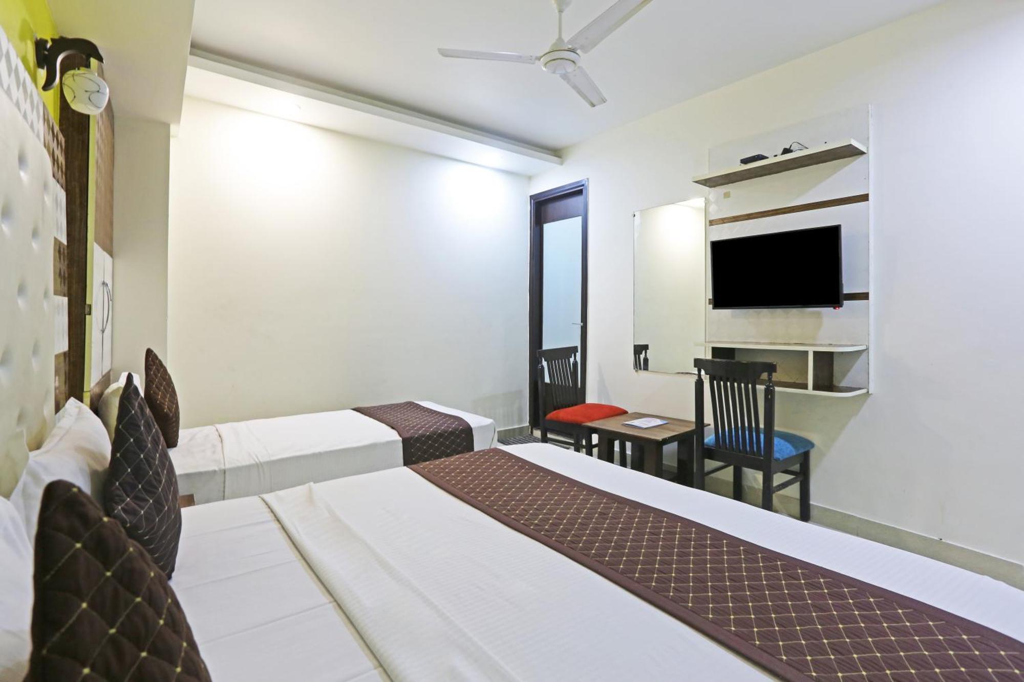 Hotel Star Inn-Near Delhi Airport 뉴델리 외부 사진