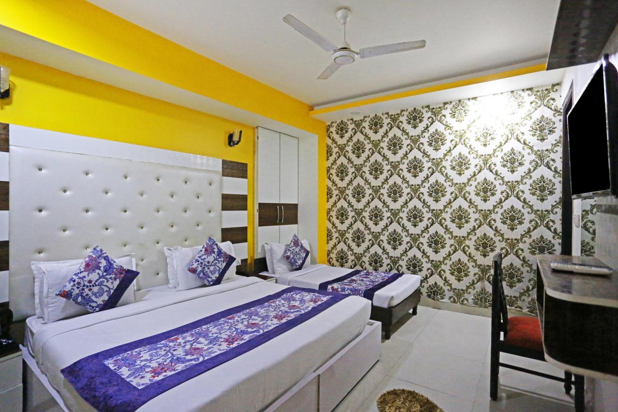 Hotel Star Inn-Near Delhi Airport 뉴델리 외부 사진